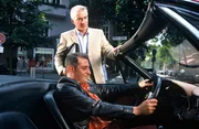 Felix (Christoph M. Ohrt, hinten) ist sprachlos, als er Otto (Hasan Ali Mete, vorne) im Ferrari sieht.