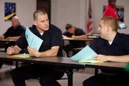Jenko (Channing Tatum, l.) und Schmidt (Jonah Hill) kennen sich bereits seit ihrer Schulzeit und haben  nun gemeinsam den Abschluss an der Polizeiakademie geschafft.  +++ Die Verwendung des sendungsbezogenen Materials ist nur mit dem Hinweis und Verlinkung auf RTL+ gestattet. +++