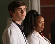Dr. Shaun Murphy (Freddie Highmore) und Dr. Joran Allen (Bria Henderson)