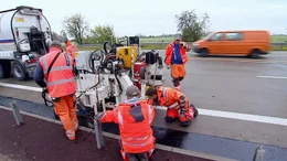 Sie ist die wichtigste Ost-West-Verbindung in Deutschland. Auf einer L&auml;nge von 473 Kilometern verbindet die A2 Berlin mit dem bedeutendsten wirtschaftlichen Ballungsraum der Republik - dem Ruhrpott. Die Doku zeigt den t&auml;glichen Irrsinn zwischen Staus, Termindruck und verzweifelter Parkplatzsuche.