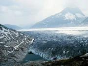 Die Schweizer Alpen mit dem Aletsch Gletscher, ein eisiger Gigant. Die Schweizer Alpen mit dem Aletsch Gletscher, ein eisiger Gigant.