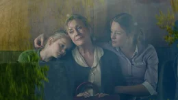 F&uuml;r Romy ist es nicht leicht zu verstehen, dass ihre Oma Stine aufgrund ihrer Erkrankung Alzheimer nie wieder die Selbe sein wird. (v.l.: Vita Heijmen, Beppie Melissen, Noortje Herlaar)
