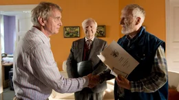 Der Notar (Holger Franke) macht&lsquo;s amtlich: Johannes (Ernst St&ouml;tzner, re.) verkauft seine Felder an den gesch&auml;ftst&uuml;chtigen Gro&szlig;bauern G&uuml;nter Fuchs (Hans-Uwe Bauer, li.).
