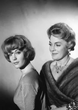 Romy Schneider (li.) und ihre Mutter Magda Schneider (re.) in ihrem gemeinsamen Film &bdquo;Die Halbzarte&ldquo; (1959).