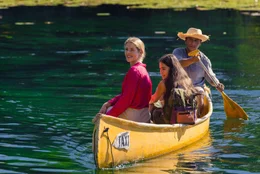 Anja (Emily Bett Rickards, l.), Autumn Edison (Lumi Pollack, m.)