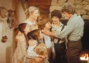 James (Jason Bateman, M.) und Cassandra (Missy Francis) haben sich entschieden, ihren Onkel nicht nach New York zu begleiten. Charles (Michael Landon, r.), Caroline (Karen Grassle, hinten l.) und Albert (Matthew Laborteaux, 2.v.r.) sind sehr gl&uuml;cklich dar&uuml;ber.