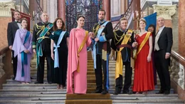 Prinzessin Bea (Mallory Jansen, vo., l.), Prinz Desmond (Charlie Carrick, vo., r.)  +++ Die Verwendung des sendungsbezogenen Materials ist nur mit dem Hinweis und Verlinkung auf RTL+ gestattet. +++