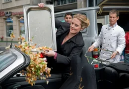 Der kleine Catering-Unternehmer Jakob (Steffen Wink, re.) wird Zeuge, wie Franka (Diana Amft) das Cabrio ihres Erzkonkurrenten mit einer Ladung Pasta beschmutzt.