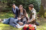 Die vier Freunde v.li. Albert (Alessio Hirschkorn), Celine (Ana-Carolina Kleine), Sebastian (Dominik Stricker) und Jenny (Julia Obst, liegend) beschlie&szlig;en, gemeinsam ihre Erste-Hilfe-Kenntnisse aufzufrischen und treffen sich im Wald zum &bdquo;Leben retten&ldquo;.