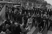 Das Jahr 1968 – die Studentenproteste in West-Berlin radikalisieren sich, Rudi Dutschke – Galionsfigur der Studentenbewegung - wird niedergeschossen. In Ost-Berlin zerstört das gewaltsame Ende des Prager Frühlings die Hoffnung auf mehr Demokratie. Eine Berlin-Chronik der Superlative: 30 Folgen, Jahr für Jahr erzählt, von 1961, dem Jahr des Mauerbaus, bis 1990, dem Jahr der Wiedervereinigung. - Die 'Osterunruhen' nach dem Attentat auf Rudi Duschke Das Jahr 1968 – die Studentenproteste in West-Berlin radikalisieren sich, Rudi Dutschke – Galionsfigur der Studentenbewegung - wird niedergeschossen. In Ost-Berlin zerstört das gewaltsame Ende des Prager Frühlings die Hoffnung auf mehr Demokratie. Eine Berlin-Chronik der Superlative: 30 Folgen, Jahr für Jahr erzählt, von 1961, dem Jahr des Mauerbaus, bis 1990, dem Jahr der Wiedervereinigung. - Die 'Osterunruhen' nach dem Attentat auf Rudi Duschke