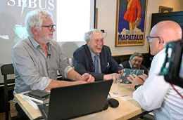 Autor Helmut Frangenberg (l) und Ludwig Sebus (2.v.l.) signieren Ludwigs Biografie bei einer Lesung im Brauhaus Gaffel am Dom. (2023, K&ouml;ln)