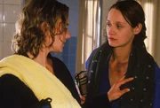Kerstin (Meike Schlüter, li.) bemerkt, dass Sascha (Barbara Sotelsek) geschlagen worden ist. Zwischen den beiden bahnt sich eine Freundschaft an. Kerstin (Meike Schlüter, li.) bemerkt, dass Sascha (Barbara Sotelsek) geschlagen worden ist. Zwischen den beiden bahnt sich eine Freundschaft an.