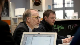 Die Investigativjournalisten Oliver Schr&ouml;m (l.) und Christian Salewski (r.) recherchieren den Cum-Ex-Fall mit einem europ&auml;ischen Journalistennetzwerk.