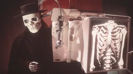 Ein unheimlicher M&ouml;rder in einer furchterregenden Totenkopfmaske hat es auf die Menschen im Umfeld von Sir Cecil abgesehen. Als Sir Cecil seinen verstorbenen Bruder als potenziellen M&ouml;rder verd&auml;chtigt, ger&auml;t er selbst zunehmend in Gefahr.