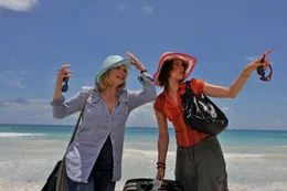 Zu ihrem Geburtstag schenkt sich die bescheidene Barbara Lichtblau (Annette Frier, l.) eine Mexiko-Reise. Weil ihr Mann nicht mitkommen will, springt kurzerhand ihre Freundin Sandra (Fabienne Elaine Hollwege, r.) ein. Alles ist so, wie sie es sich immer ertr&auml;umt hat: blauer Himmel, wei&szlig;er Strand - allerdings hat Sandra vom ersten Tag an nur noch Augen f&uuml;r den feurigen Diego ...
