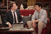 Ted (Josh Radnor, r.) und Robin werden sich einig, was ihre Beziehung angeht, während Barney (Neil Patrick Harris, l.) ein Problem mit dem Beruf seiner Freundin hat. Ted (Josh Radnor, r.) und Robin werden sich einig, was ihre Beziehung angeht, während Barney (Neil Patrick Harris, l.) ein Problem mit dem Beruf seiner Freundin hat.
