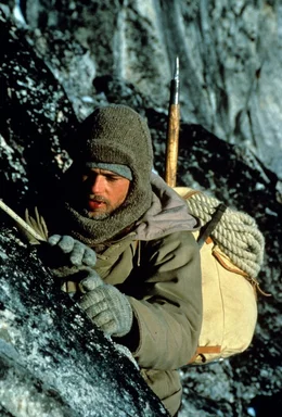 Heinrich Harrer (Brad Pitt) steht kurz vor der Bezwingung eines Gipfels, als der Zweite Weltkrieg ausbricht. Was als heroische Expedition geplant war, wird zur abenteuerlichen Flucht durch das Himalaya-Massiv.