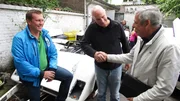 Von links: Tr&ouml;delexperte Otto Schulte und Utz-Dirk Adam verkaufen den Rennwagen an einen Interessenten.