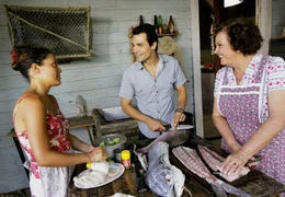 Jan Holzer (Erol Sander) hat sich inkognito bei Garciela Ortega Gonzales (Ariana Alvarez Amador, li.) und ihrer Mutter Elviera Gonzales Ruiz (Amada Morado Aguiar) eingemietet.