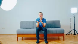 K&ouml;nnen wir unseren Augen und Ohren noch trauen, bei dem, was wir auf unseren Bildschirmen sehen? Hanno zeigt, was K&uuml;nstliche Intelligenz heute kann! T&auml;uschend echtes Videomaterial und Musik auf Knopfdruck? Jede Sprache sprechen? Familienfotos von 1925 zum Leben erwecken? Alles m&ouml;glich. Doch wo liegen die Grenzen und Gefahren, die damit einhergehen? Hanno testet verschiedene K.I. Tools auf Herz und Nieren und wird dabei von "K.I.K.I." begleitet, seiner pers&ouml;nlichen K.I. Assistentin f&uuml;r diese Doku. Zusammen gehen sie der Frage nach: Was kann man noch glauben? Im Bild: Clemens Wasner, CEO von EnliteAI, einem &ouml;sterreichischen AI-Startup, sowie Mitgr&uuml;nder und Vorsitzender von AI Austria.