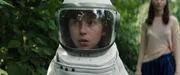 Tom (Theo Kretschmer) kommt im Garten seiner Gro&szlig;eltern an. Er tr&auml;gt seinen Astronautenanzug und Helm.