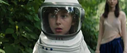 Tom (Theo Kretschmer) kommt im Garten seiner Gro&szlig;eltern an. Er tr&auml;gt seinen Astronautenanzug und Helm.