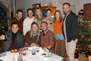 Die Freunde (v.l.) Nihat (Timur &Uuml;lker), Tobias (Jan Kittmann), Philip (J&ouml;rn Schl&ouml;nvoigt), Alicia (Josefin Bressel), Jessica (Nina Ensmann), Paul (Niklas Osterloh), Nina (Maria Wedig), Toni (Olivia Marei) und Erik (Patrick Heinrich) feiern gemeinsam Weihnachten.