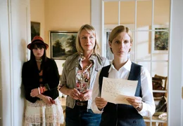 rbb Fernsehen DANN KAM LUCY, am Donnerstag (18.10.12) um 20:15 Uhr. Die Sozialarbeiterin Frau Hartwig (Therese H&auml;mer, Mitte) bringt die 16-j&auml;hrige Lucy (Olga von Luckwald) zu ihrer Patentante Saskia (Julia J&auml;ger) &ndash; die kann ihr "Gl&uuml;ck" kaum fassen.