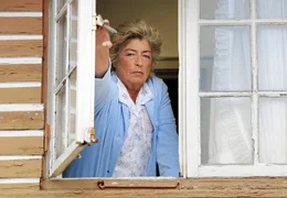 Skeptisch be&auml;ugt die Pensions-Betreiberin Lina (Brigitte Janner) jeden neuen Gast.