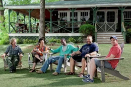 Die f&uuml;nf Freunde aus Kindertagen, (v.l.n.r.) Marcus (David Spade), Rob (Rob Schneider), Kurt (Chris Rock) und Eric (Kevin James) und Lenny (Adam Sandler), versuchen da anzukn&uuml;pfen, wo sie vor vielen Jahren aufgeh&ouml;rt haben, und stellen fest, dass &Auml;lterwerden nicht automatisch auch Erwachsenwerden bedeutet ...