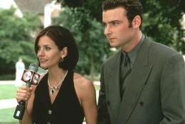 Gale Weathers (Courteney Cox, l.); Cotton Weary (Liev Schreiber, r.)