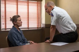 Mildred Hayes (Frances McDormand, l.) wird von Polizeichef Willoughby (Woody Harrelson, r.) wegen eines t&auml;tlichen Angriffs auf ihren Zahnarzt verh&ouml;rt.
