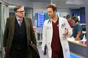 Gespr&auml;ch auf dem Gang, v.li.: Oliver Platt als Dr. Daniel Charles, Nick Gehlfuss als Dr. Will Halstead
