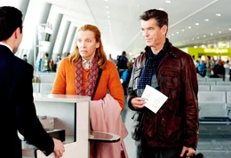 L-R: Maureen (Toni Collette) und Martin (Pierce Brosnan)