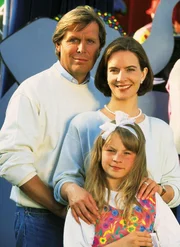 Das Waisenkind Iris (Jana Kilka) hat Dr. Stefan Frank (Sigmar Solbach), der ihr das Leben gerettet hat und Dr. Bea Gerlach (Isabelle von Siebenthal) zum Kinderfest ins Waisenhaus eingeladen. Das Waisenkind Iris (Jana Kilka) hat Dr. Stefan Frank (Sigmar Solbach), der ihr das Leben gerettet hat und Dr. Bea Gerlach (Isabelle von Siebenthal) zum Kinderfest ins Waisenhaus eingeladen.