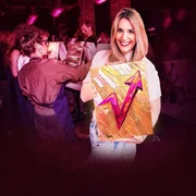 Key Visual/Cover ohne Typo zu "Aimie Carstensen - Mit Malen zu Millionen". Im Bild: Aimie Carstensen hält ein Gemälde mit nach oben ansteigendem Pfeil in den Händen, im Hintergrund ein Art Night Event mit malenden Personen an Leinwänden. Key Visual/Cover ohne Typo zu "Aimie Carstensen - Mit Malen zu Millionen". Im Bild: Aimie Carstensen hält ein Gemälde mit nach oben ansteigendem Pfeil in den Händen, im Hintergrund ein Art Night Event mit malenden Personen an Leinwänden.