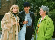 Walter (Katy Karrenbauer, M.) und Uschi (Barbara Freier, r.) machen sich über Jeanette (Christine Schuberth) lustig, die vergeblich versucht, sich Dr. Beck zu angeln. Walter (Katy Karrenbauer, M.) und Uschi (Barbara Freier, r.) machen sich über Jeanette (Christine Schuberth) lustig, die vergeblich versucht, sich Dr. Beck zu angeln.