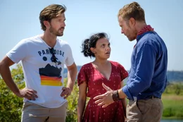 Hubschrauber-Pilot Pierre (Julian Garner, r.) erkl&auml;rt Lauren (Miranda Tapsell) und Ned (Gwilym Lee), dass Laurens Mutter nach einer angeblich hei&szlig;en Nacht mit ihm weitergezogen ist.
