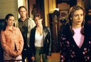 Zu ihrem Entsetzen muss Phoebe (Alyssa Milano, r.) entdecken, dass Cole Mitglied einer d&auml;monischen Bruderschaft ist. Piper (Holly Marie Combs, l.), Leo (Brian Krause, 2.v.l.) und Prue (Shannen Doherty, 2.v.r.) sind ersch&uuml;ttert ...