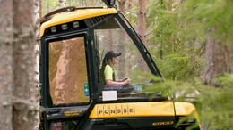 Holzf&auml;llerin Laura Huovinen am Steuer des Harvesters, der gr&ouml;&szlig;ten Forstmaschine der Welt.
