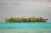 Die polynesischen Inseln des Tuamotu-Archipels sind ein traumhaftes Fleckchen Erde – doch das Überleben in dieser Einöde ist eine Herausforderung, die nur wenige Menschen gemeistert haben. Die polynesischen Inseln des Tuamotu-Archipels sind ein traumhaftes Fleckchen Erde – doch das Überleben in dieser Einöde ist eine Herausforderung, die nur wenige Menschen gemeistert haben.