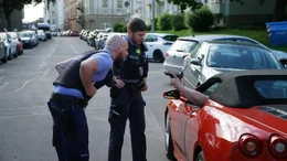 Die Polizei h&auml;lt einen Raser an.