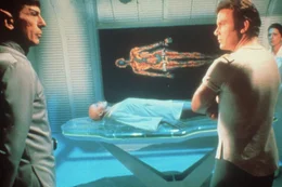 Nach seinem Zusammensto&szlig; mit der omin&ouml;sen Wolke sind die &Uuml;berlebungschancen des Navigationsoffiziers Ilia (Persis Khambatta, M.) ziemlich gering. Doch Spock (Leonard Nimoy, l.) und Kirk (William Shatner, r.) setzen alles daran, ihr Crewmitglied zu retten ...