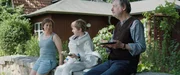 Mutter Vera (Eva L&ouml;bau), Tom (Theo Kretschmer) und Opa Horst (Michael Wittenborn) sitzen vor dem Haus auf der Steinmauer und essen Apfelkuchen. Tom und Vera verabschieden sich voneinander.