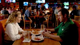 Witwer Jim (Adam Sandler, r.) und die alleinerziehende Lauren (Drew Barrymore, l.) lernen sich bei einem Blind Date kennen, das jedoch im Desaster endet. Im Streit gehen sie auseinander und treffen sich zuf&auml;llig in einem afrikanischen Ferienresort wieder ...