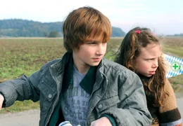 Max (Felix Steitz) und Lisa (Mercedes Jadea Diaz) bekommen einen Ersatzvater.