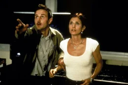 Nach zwei Jahren tauchen unerwartet der Deputy Dewey Riley (David Arquette, l.) und die Journalistin Gale Weathers (Courteney Cox, r.) auf dem Schauplatz der ehemaligen Geschehnisse auf ...
