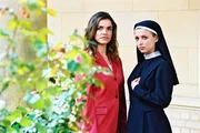 Sandra (Rebecca Immanuel, l.) erf&auml;hrt von Schwester Klara (Julia Brendler, r.) die Geschichte vom Rosenbusch und von demjenigen, der ihn gepflanzt hat ...