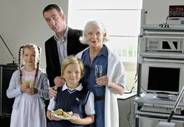 W&auml;hrend der feierlichen Pr&auml;sentation seines gro&szlig;en Projektes, zu der auch seine Mutter Gisela (Elisabeth Wiedemann) sowie seine beiden Kinder Jennifer (Gina Sehlmeyer) und Philipp (Alexander Seidel) gekommen sind, bemerkt Dr. Peter Grainernapp (Heio von Stetten) endlich, dass er der ausgekochten Xenia Teschmacher nicht vertrauen kann.