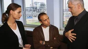 Semir (Erdogan Atalay, Mi.) befragt Dr. Pott (Laszlo Kish), den Chef der Fa. Prooil und seine Sicherheitsbeauftragte, Victoria G&ouml;tzinger (Catherine Flemming). Wollen sie etwas vertuschen?